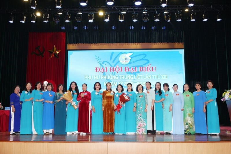 Đồng chí Nguyễn Lan Hương, Chủ tịch Hội LHPN quận Đống Đa tặng hoa chúc mừng Ban chấp hành Hội LHPN phường Trung Liệt khoá mới