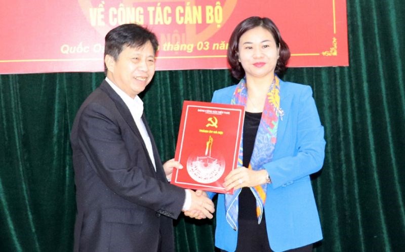 Phó Bí thư Thường trực Thành ủy Nguyễn Thị Tuyến trao Quyết định của Ban Thường vụ Thành ủy cho đồng chí Phùng Văn Dũng.