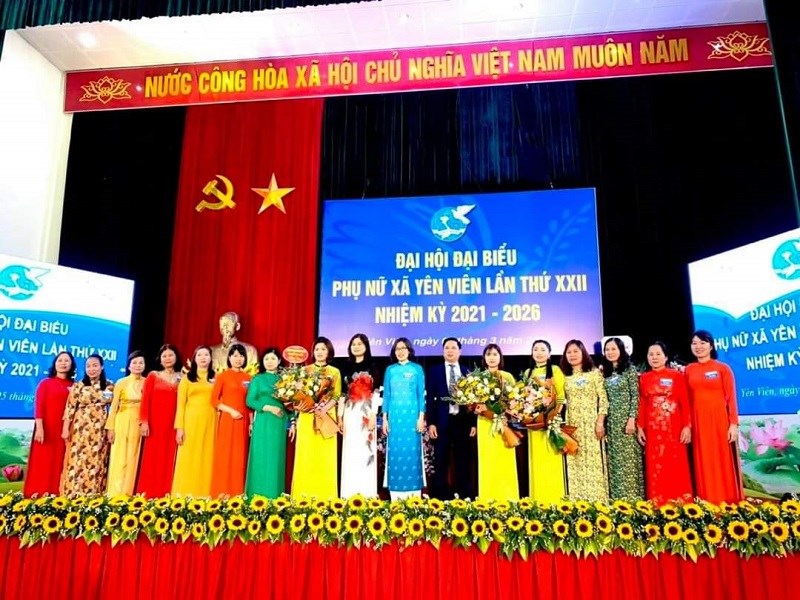 Các đại biểu tặng hoa chúc mừng BCH Hội LHPN xã Yên Viên, nhiệm kỳ 2021 -2026