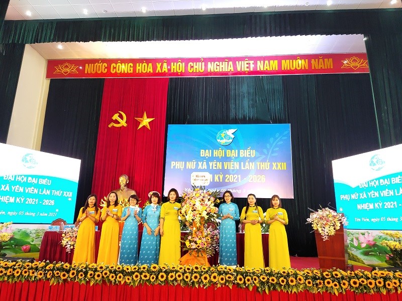 Hội LHPN huyện Gia Lâm tặng hoa chúc mừng Đại hội