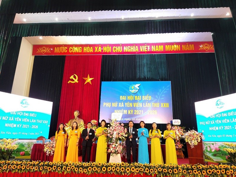 Các đồng chí lãnh đạo  Đảng ủy- UBND xã  Yên Viên chúc mừng Đại hội