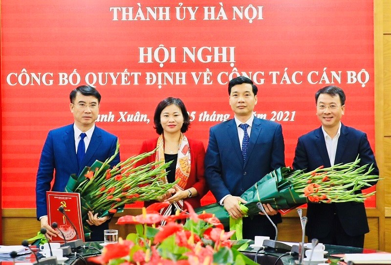 Phó Bí thư Thường trực Thành ủy Nguyễn Thị Tuyến tặng hoa, chúc mừng các đồng chí nhận nhiệm vụ mới
