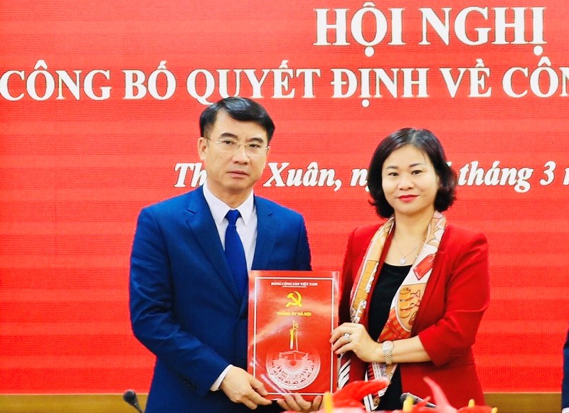 Phó Bí thư Thường trực Thành ủy Nguyễn Thị Tuyến trao Quyết định cho đồng chí Nguyễn Xuân Lưu