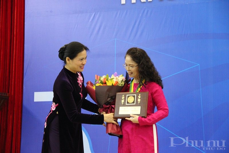 Chủ tịch Hội LHPN Việt Nam trao Giải thưởng cho PGS.TS.NGƯT Trương Thanh Hương -Giảng viên cao cấp, trường Đại học Y Hà Nội, Bộ Y tế.