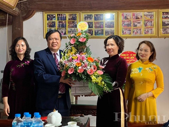 Đồng chí Nguyễn Tuấn Anh - Phó Bí thư thường trực, Chủ tịch HĐND huyện Phúc Thọ tặng hoa chúc mừng Hội LHPN Hà Nội nhân ngày Quốc tế Phụ nữ 8/3.
