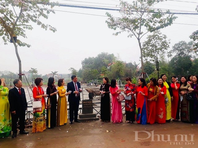Đoàn công tác đã thăm lại hàng cây do Hội LHPN Hà Nội trồng tại đền Hát Môn cách đây 1 năm vào Tết Canh Tý, năm 2020.
