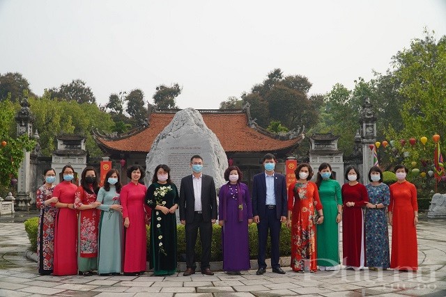 Đoàn công tác chụp ảnh lưu niệm với lãnh đạo huyện Mê Linh tại đền thờ Hai Bà Trưng tại Mê Linh.