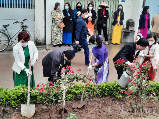 Các lãnh đạo quận, cùng lãnh đạo, hội viên Hội Phụ nữ tham gia trồng cây vì tuyến đường 