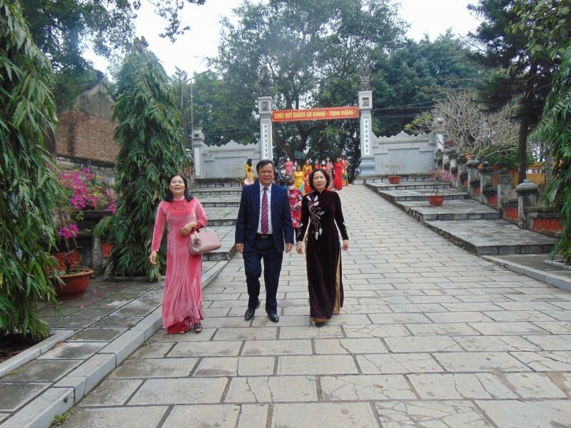 Đoàn đi thăm cảnh đền