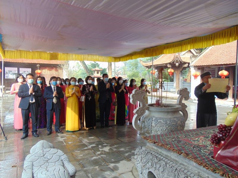 Đồng chí Lê Kim Anh - Thành ủy viên, Bí thư Đảng đoàn, Chủ tịch Hội LHPN Hà Nội cùng các đồng chí lãnh đạo huyện Phúc Thọ, xã Hát Môn dâng hương tưởng nhớ tri ân hai vị nữ Anh hùng dẫn tộc Trưng Trắc, Trưng Nhị. (Ảnh: P.H)