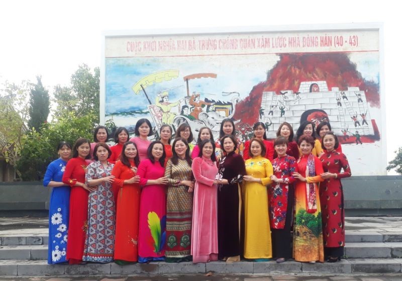 Chụp ảnh kỷ niệm với cán bộ, hội viên Hội Phụ nữ huyện Phúc Thọ tại khuôn viên Di tích quốc gia đặc biệt đền Hát Môn.