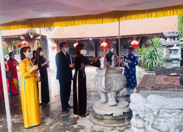 Chủ tịch Hội LHPN Hà Nội Lê Kim Anh cùng đoàn công tác thành kính dâng hương tưởng nhớ Hai Bà Trưng tại đền Hát Môn.