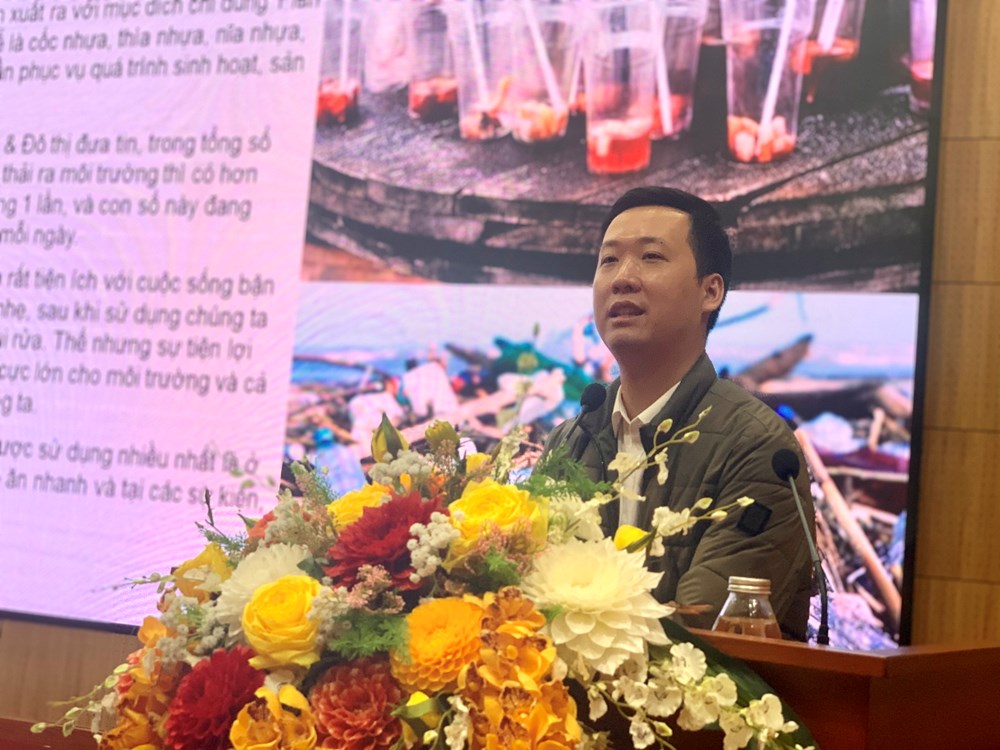 Ông Lê Thanh Bình - cán bộ truyền thông Công ty Leadviet chia sẻ về tình trạng tác hại của rác thải nhựa tại lễ kỷ niệm