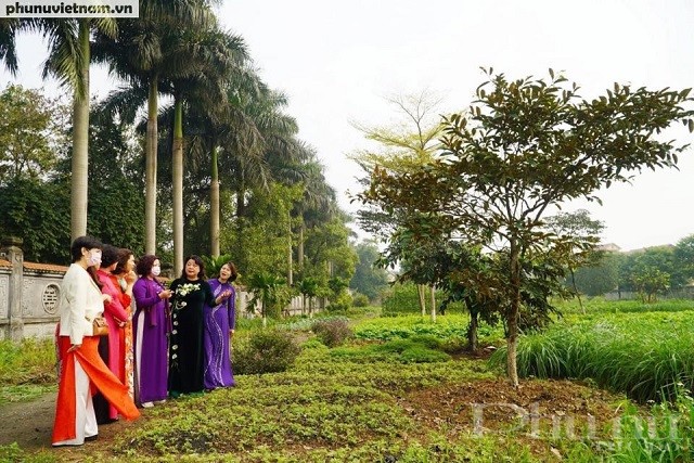 Đoàn công tác của Hội LHPN Hà Nội thăm khu vườn cây trong khuôn viên Di tích quốc gia đặc biệt đền thờ Hai Bà Trưng tại xã Mê Linh, huyện Mê Linh. Vườn cây ăn quả do Hội Phụ nữ Hà Nội trồng từ năm 2013 đến nay đã cho nhiều hoa thơm, trái ngọt.