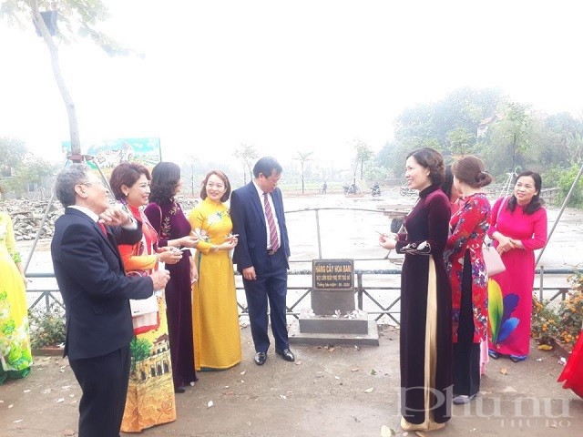 Hàng cây hoa ban do Hội LHPN Hà Nội trồng tại đền Hát Môn, xã Hát Môn cũng trổ hoa đúng dịp tháng Giêng năm Tân Sửu. Hội Phụ nữ thăm lại vườn cây đã trồng cách đây 1 năm.