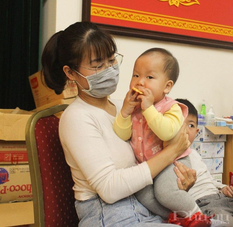 Chị Hương đưa 2 con cùng đi tham gia hiến máu.