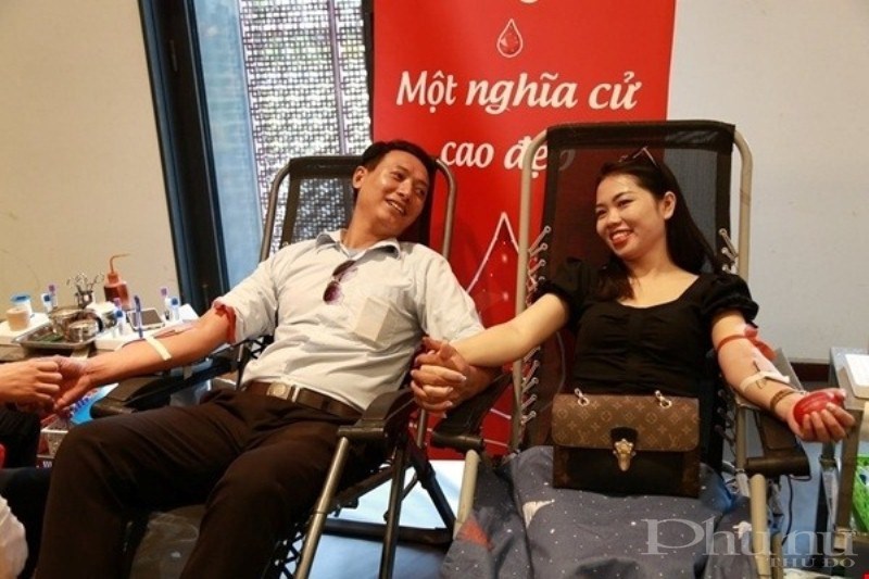 Có rất nhiều các cặp vợ chồng cùng nhau tham gia hiến máu trong các chương trình tại Viện Huyết học – Truyền máu Trung ương.