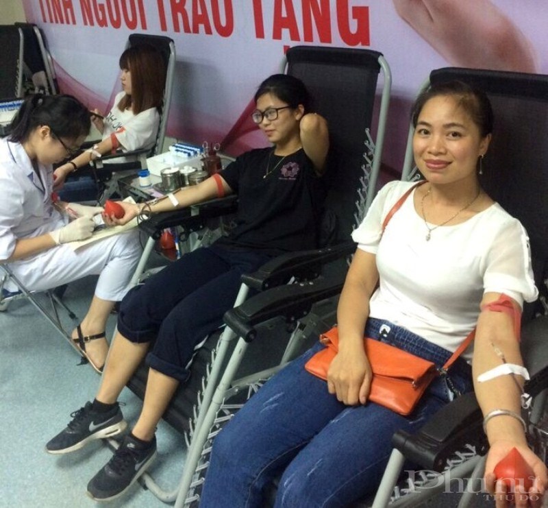 Chị Hiền tham gia hiến máu cùng bạn bè tại Viện Huyết học – Truyền máu Trung ương.