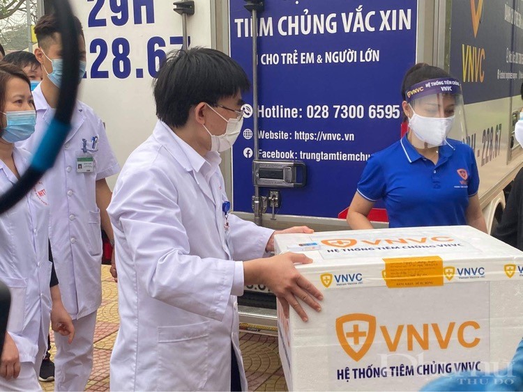 Vắc xin được vận chuyển tới BV Bệnh Nhiệt đới TƯ để tiến hành tiêm chủng.