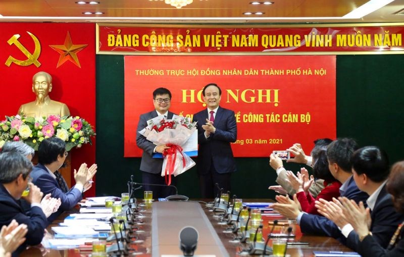 Chủ tịch HĐND thành phố Hà Nội Nguyễn Ngọc Tuấn trao quyết định cho đồng chí Trương Việt Dũng.