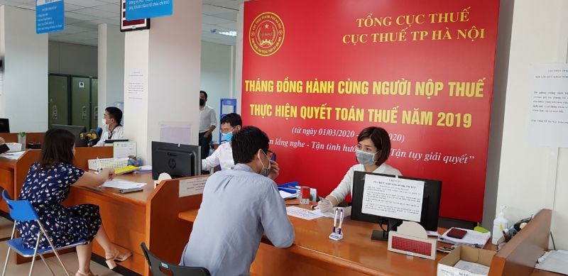 Người nộp thuế đến làm thủ tục tại Cục thuế Hà Nội