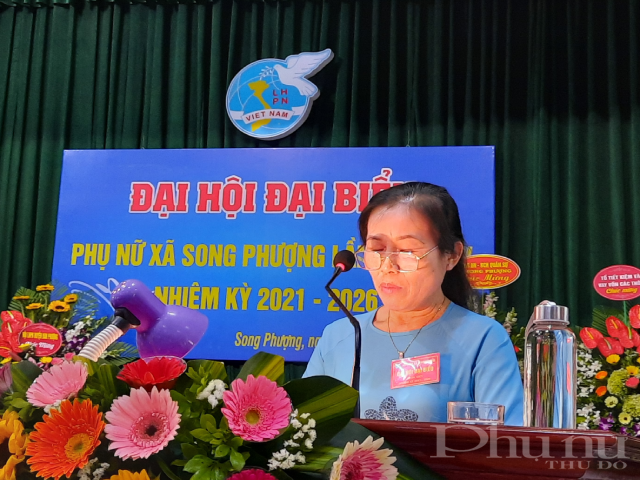 Đại biểu Nguyễn Thị Thành, thôn Thuận Thượng trình bày tham luận về các hoạt động hỗ trợ phụ nữ phát triển kinh tế, văn hoá, xã hội.