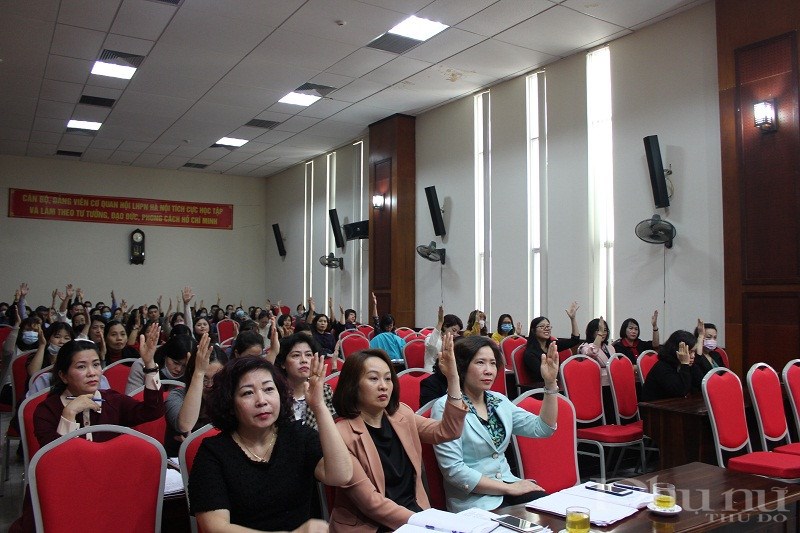 Các đại biểu biểu quyết tại hội nghị