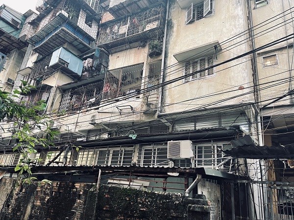 Tòa nhà chung cư cũ 51 Huỳnh Thúc Kháng, quận Đống Đa. Ảnh: Thùy Chi