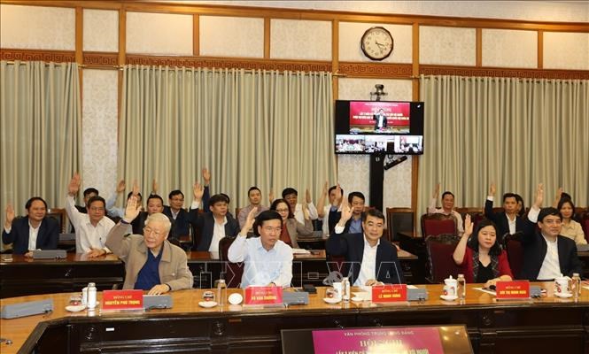 Tổng Bí thư, Chủ tịch nước Nguyễn Phú Trọng và các đại biểu biểu quyết tại hội nghị. Ảnh: TTXVN