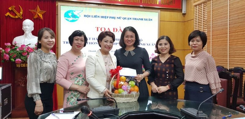 Ban Biên tập Báo Phụ nữ Thủ đô tặng quà Hội LHPN quận Thanh Xuân nhân dịp Ngày Quốc tế phụ nữ (8/3).