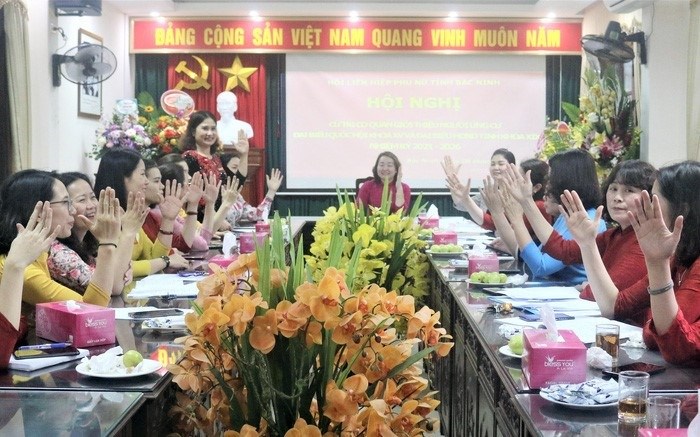 Hội nghị thống nhất biểu quyết giới thiệu bà Trần Thị Vân, Tỉnh ủy viên, Chủ tịch Hội LHPN tỉnh, ứng cử ĐBQH khóa XV. Ảnh: Thu Huyền