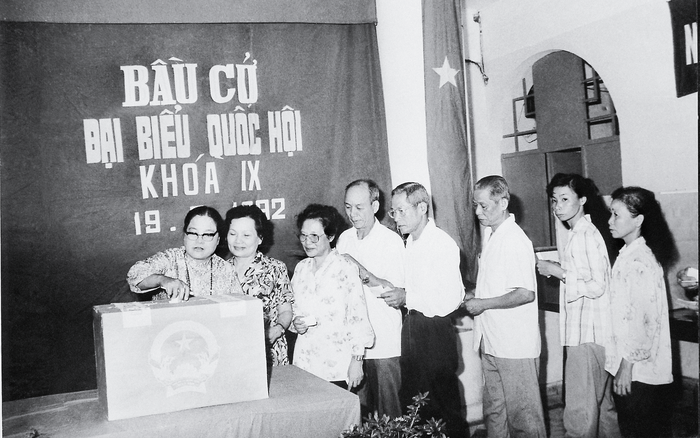 Cử tri phường Điện Biên, quận Ba Đình, thành phố Hà Nội bỏ phiếu bầu cử đại biểu Quốc hội khóa IX, ngày 19/7/1992.
