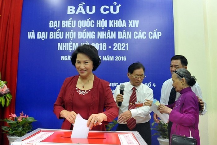 Chủ tịch Quốc hội, Chủ tịch Hội đồng bầu cử Quốc gia Nguyễn Thị Kim Ngân bỏ phiếu bầu cử tại khu vực bỏ phiếu số 4, phường Vĩnh Phúc, Quận Ba Đình (Hà Nội) vào năm 2016.