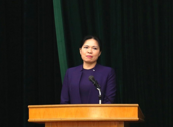 Đồng chí Hà Thị Nga phát biểu tại hội nghị