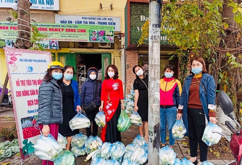 Chị em cán bộ Hội viên phụ nữ phường tham gia ủng hộ nông sản của Hải Dương