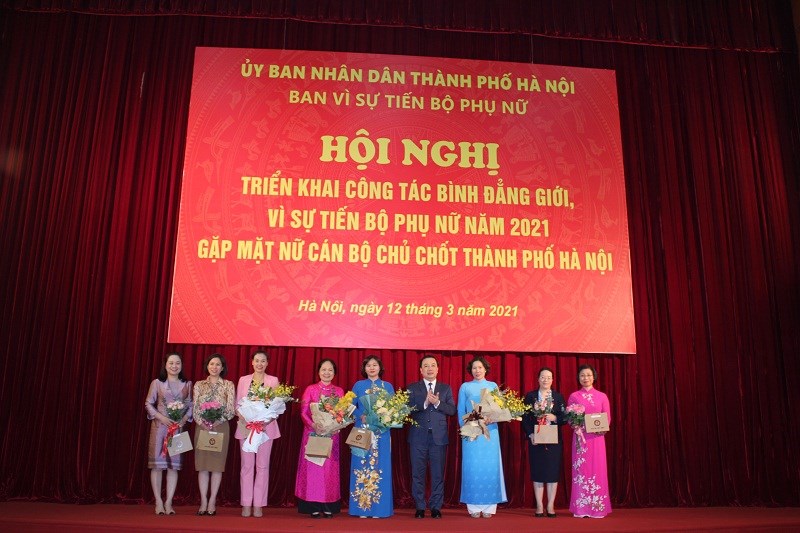 Đồng chí Chử Xuân Dũng - Phó Chủ tịch UBND TP Hà Nội Trưởng ban Vì sự tiến bộ phụ nữ tặng hoa chúc mừng các nữ đại biểu TW, TP tham dự hội nghị