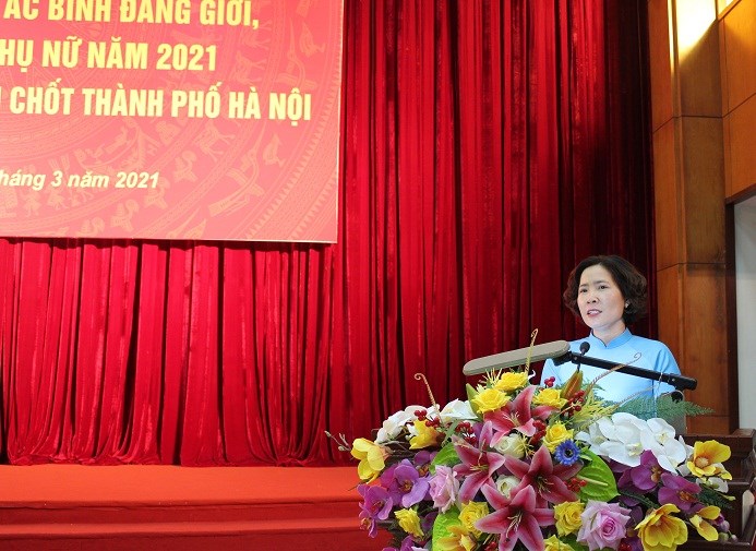 Thay mặt chị em nữ lãnh đạo cán bộ phụ nữ Thủ đô Hà Nội, đồng chí Lê Kim Anh - Chủ tịch Hội LHPN Hà Nội gửi lời cảm ơn tới các đồng chí lãnh đạo Thành ủy, Ban Vì sự tiến bộ Phụ nữ Hà Nội đã luôn quan tâm, dành tình cảm đặc biệt đối với đội ngũ nữ lãnh đạo của TP