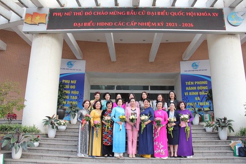 Các đại biểu nữ chụp ảnh lưu niệm tại Trụ sở cơ quan Hội LHPN Hà Nội