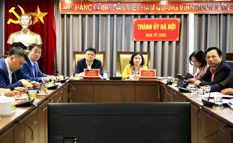 Phó Bí thư Thường trực Thành ủy Hà Nội Nguyễn Thị Tuyến dự hội nghị tại điểm cầu Thành ủy Hà Nội.