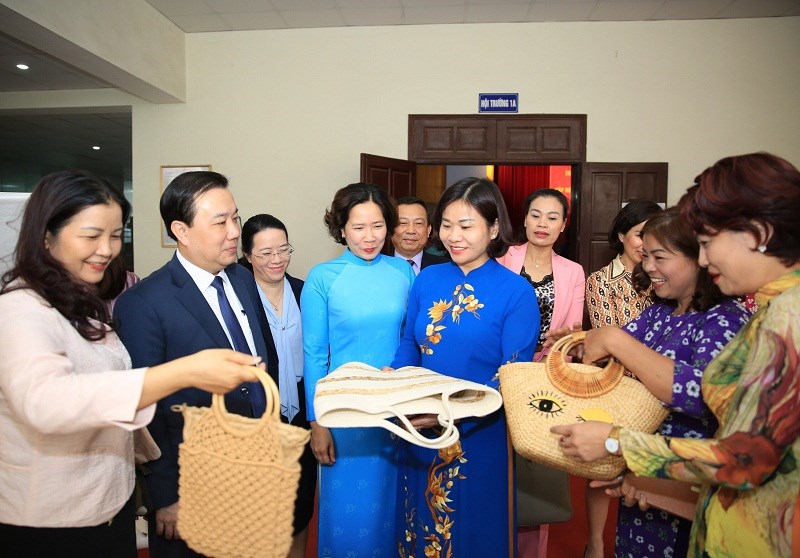 Các đại biểu thăm quan gian hàng giới thiệu những sản phẩm làng nghề truyền thống của chị em hội viên phụ nữ Thủ đô sản xuất