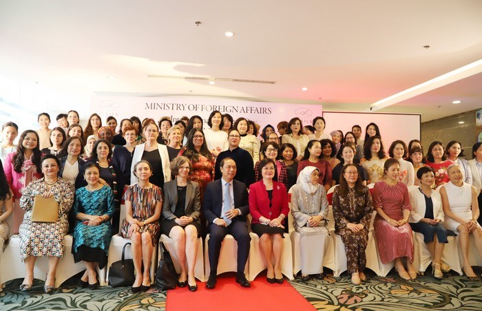 Thứ trưởng Nguyễn Quốc Dũng cùng các nữ Đại sứ, Trưởng đại diện các Tổ chức quốc tế tại Hà Nội; các phu nhân Đại sứ và phu nhân lãnh đạo Bộ Ngoại giao