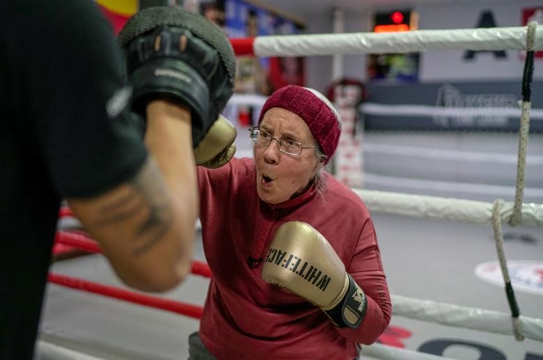 Bà Nancy Van Der Stracten (75 tuổi) một bệnh nhân Parkinson, tập luyện cùng huấn luyện viên Muhammed Ali Kardas tại một câu lạc bộ quyền anh ở thành phố nghỉ mát phía Nam Antalya, Thổ Nhĩ Kỳ, ngày 26/2/2021.