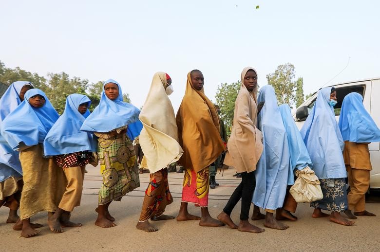 Các cô gái bị bắt cóc từ một trường nội trú ở bang Zamfara, phía Tây bắc Nigeria, trở về nhà sau khi được thả vào ngày 2/3/2021.
