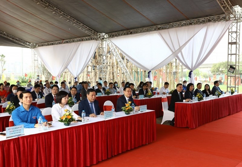 Đồng chí Vương Đình Huệ, Ủy viên Bộ Chính trị, Bí thư Thành ủy Hà Nội (hàng đầu, ngoài cùng dãy bên trái) cùng các đồng chí lãnh đạo các Ban, Ngành... của Thành phố dự Lễ Động thổ