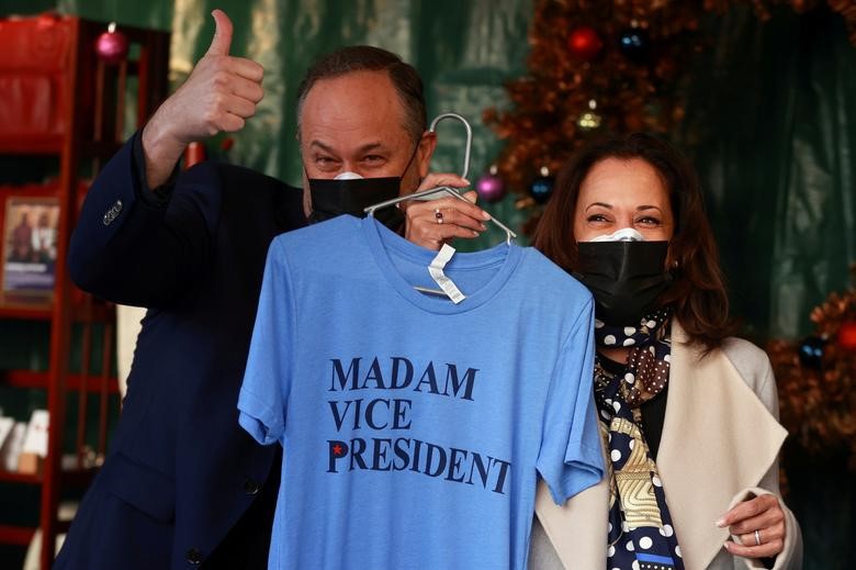 Phó tổng thống đắc cử Kamala Harris và chồng - Doug Emhoff đến thăm một ngôi chợ ở trung tâm thủ đô Washington