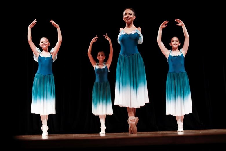 Vitoria Bueno - vũ công 16 tuổi không tay - biểu diễn cùng các bạn học  múa ba lê Andrea Falsarella tại Nhà hát Inatel ở Santa Rita do Sapucai, Brazil, ngày 5/2/2021.