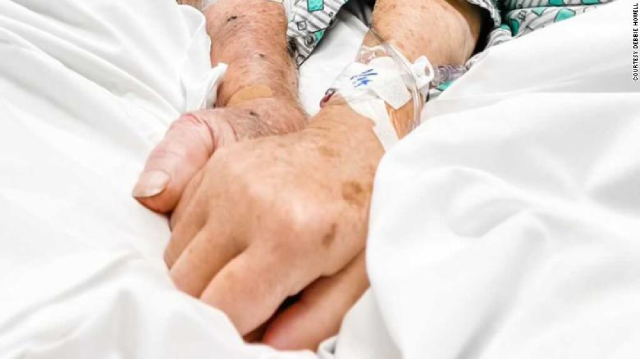 Bức ảnh chụp tại bệnh viện lúc ông Dick và bà Shirley nắm tay nhau trước khi qua đời.