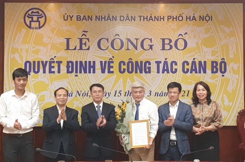 Phó Chủ tịch UBND thành phố Hà Nội Nguyễn Trọng Đông trao Quyết định và tặng hoa chúc mừng Tân Phó Giám đốc Sở Tài nguyên và Môi trường Mai Trọng Thái,