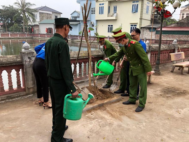 Lực lượng Công an xã Trạch Mỹ Lộc cùng Đoàn thanh niên xã trồng cây xanh