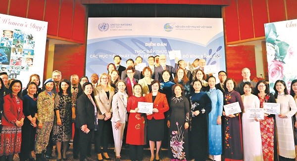 Các đại biểu tham gia Diễn đàn “Thúc đẩy việc thực hiện các Mục tiêu phát triển bền vững từ góc độ bình đẳng giới”